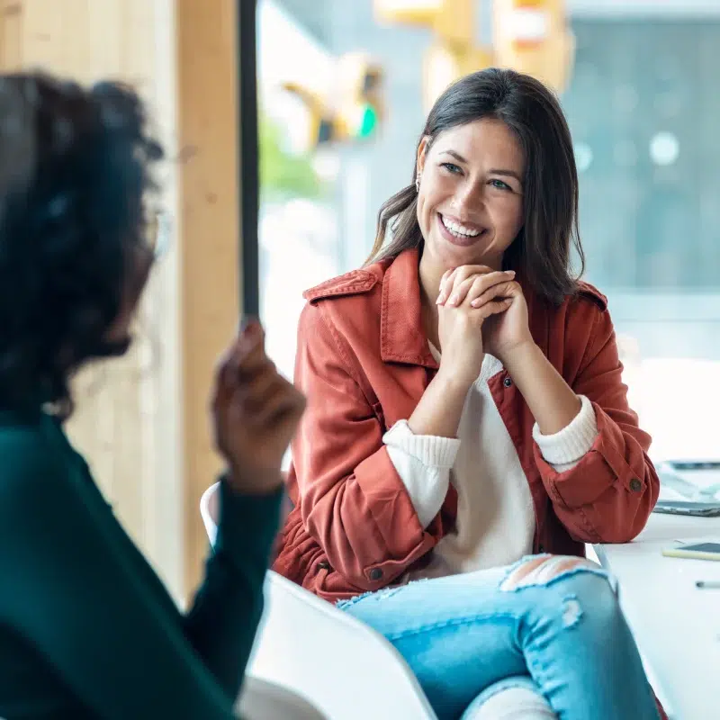 Femme souriante en discussion