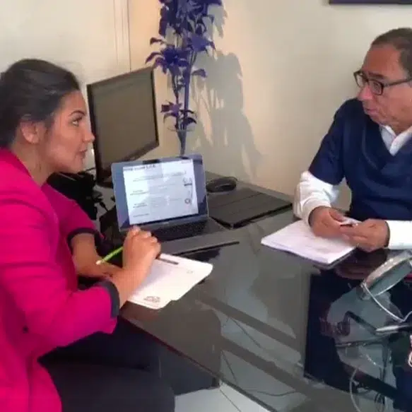 Deux personnes en réunion professionnelle