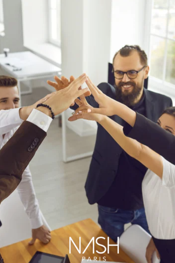 Groupe de personnes se tapant dans les mains