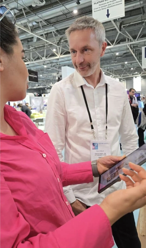Deux personnes discutant à une expo