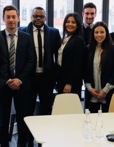 Groupe de personnes en tenue professionnelle
