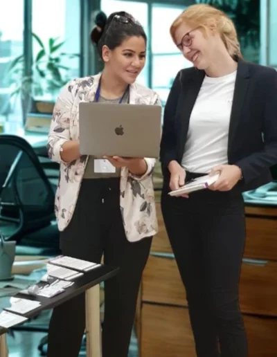 Deux femmes discutant avec un ordinateur portable