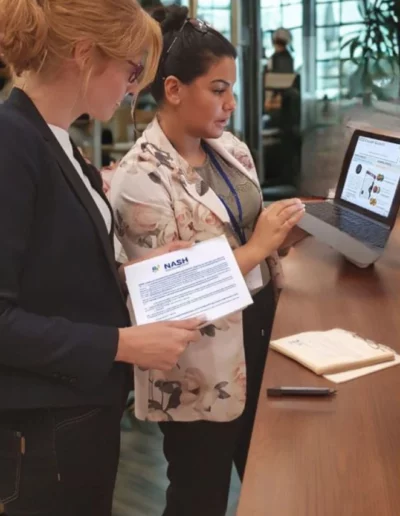 Deux femmes discutant devant un ordinateur portable