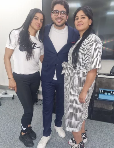 Trois personnes posant ensemble