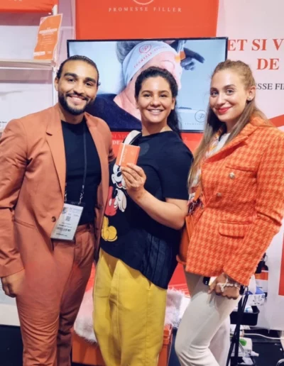 Trois personnes souriantes à un stand Promesse Filler