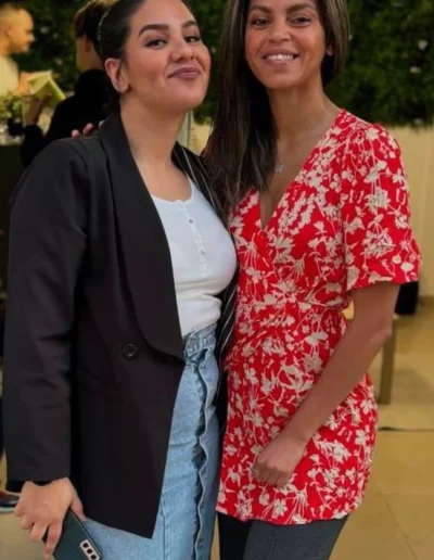 Deux femmes souriantes posant ensemble