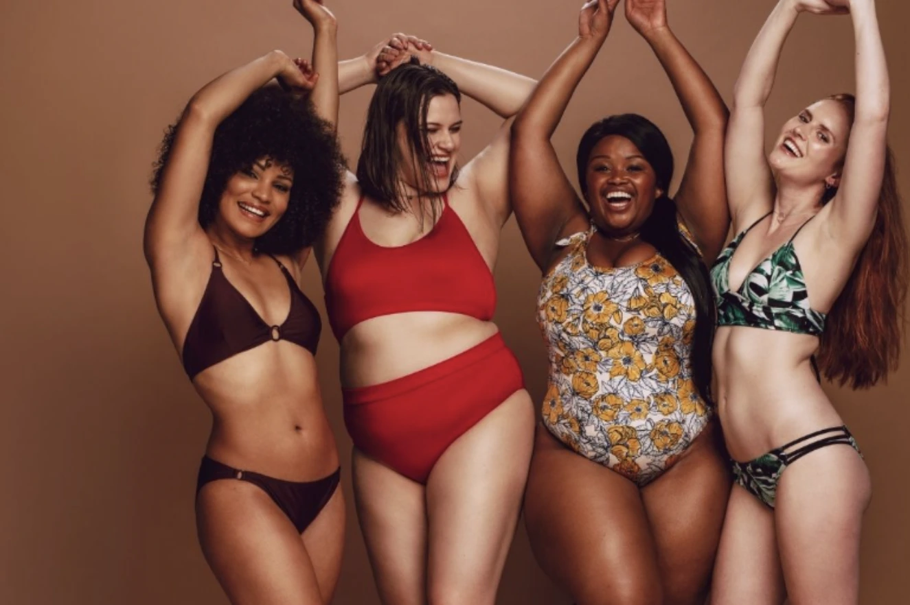 Quatre femmes souriantes en maillots de bain