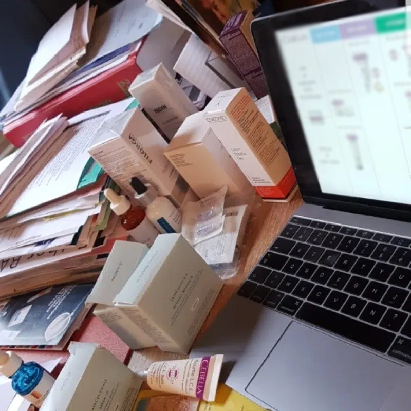 Produits de soin et ordinateur sur un bureau