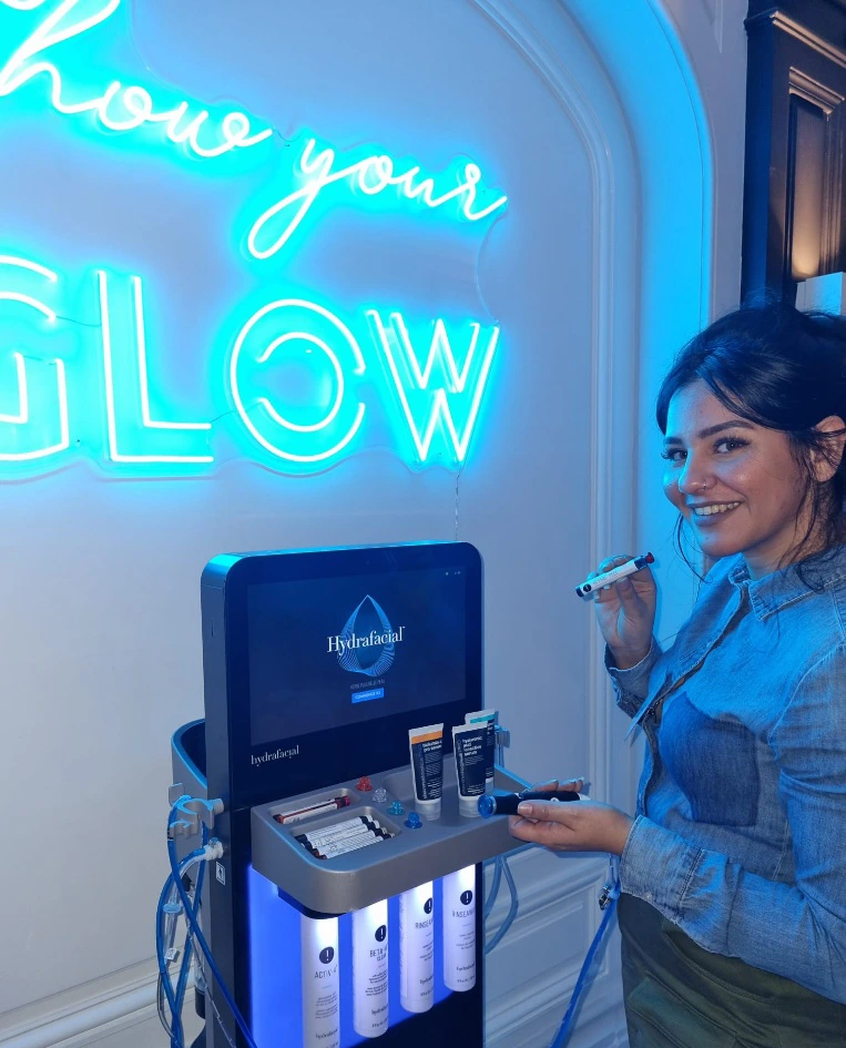Femme souriante avec machine HydraFacial