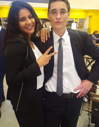 Deux personnes souriantes en tenue professionnelle
