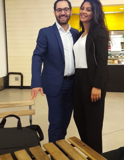 Deux personnes souriantes en tenue professionnelle