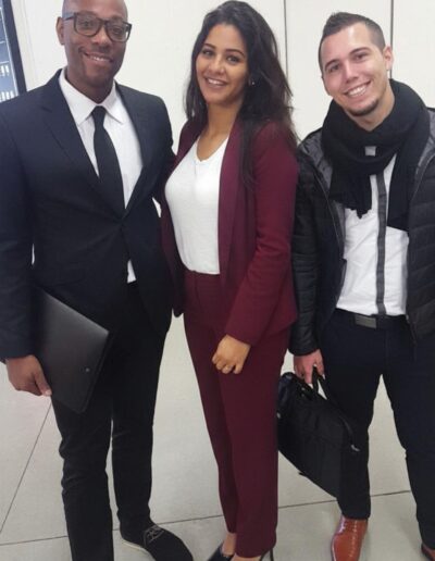 Trois personnes en tenues professionnelles